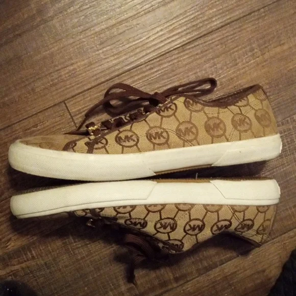 Michael Kors Tan/Brown Canvas Shoes . - Picture 6 of 7